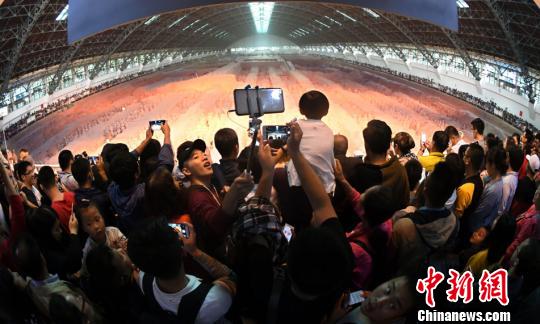 游客参观兵马俑展厅?！∩挛魇∥奈锞?摄