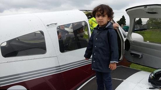 英国7岁男童掌舵飞机 成为年纪最小飞行学员