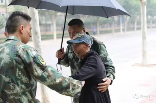 他站在儿子服役的消防队门前 已不认得眼前人是谁