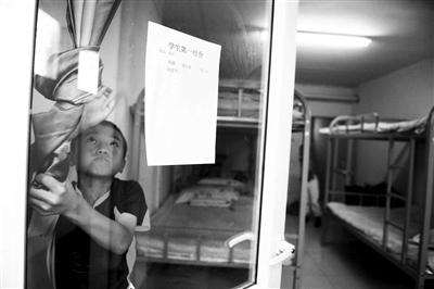 每天早晨起床后孩子们会自觉整理好寝室 每天早晨起床后孩子们会自觉整理好寝室