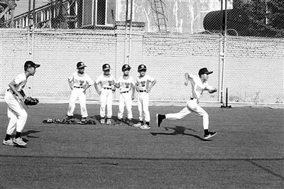 每天下午孩子们都会准时出现在训练场 每天下午孩子们都会准时出现在训练场