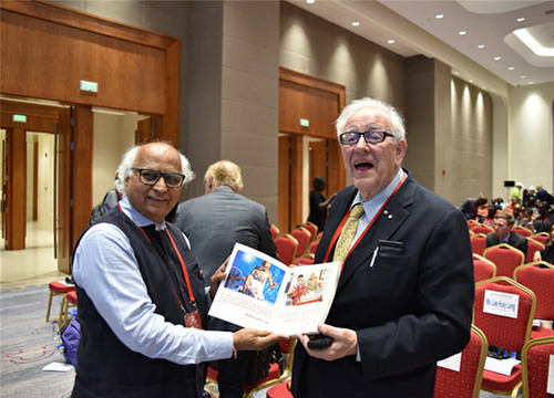 与会专家向马克林赠送自己写作的书。孟祥麟摄