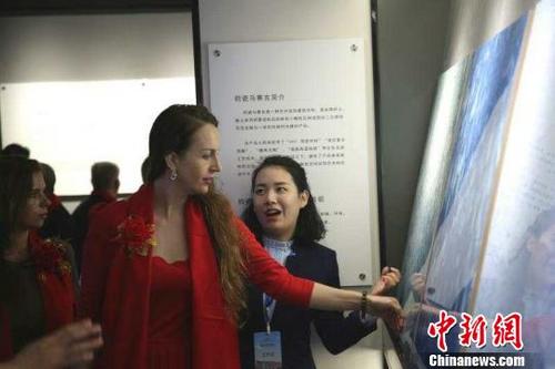 中国侨网俄罗斯皇世万钧总裁爱丽丝在禹州神垕参观金堂钧窑烧制的装饰产品 齐永 摄