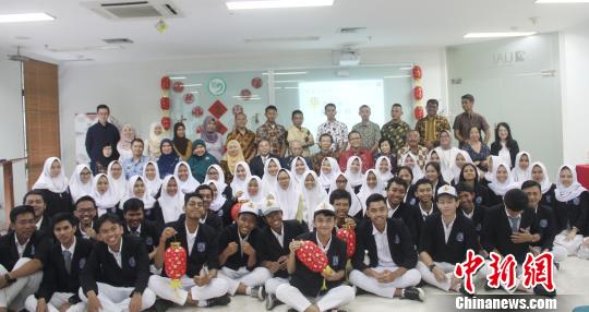 中国侨网以“华夏风采.魅力中国”为主题的印尼阿拉扎大学2017年中华文化周，2日上午在该校二楼大礼堂开幕。　林永传　摄