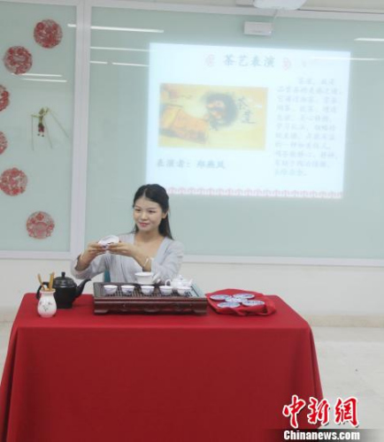 图为中国茶艺表演?！×钟来?摄