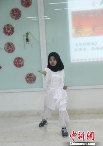 图为印尼学生表演中华武术?！×钟来?摄