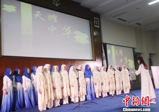 中国侨网2日下午，“天耀中华”文艺巡演在印尼阿拉扎大学举行。该艺术交流团由中国国家汉办／孔子学院总部派出，演员由河北师范大学的师生组成。图为阿拉扎大学孔子学院合唱团带来合唱《友谊地久天长》。　林永传　摄