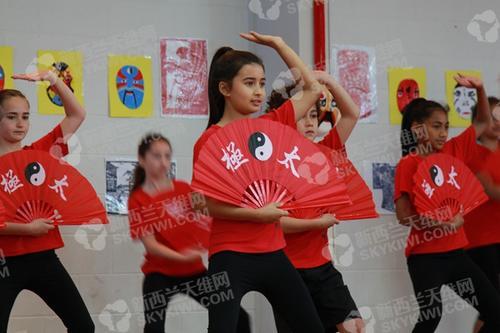 中国侨网资料图：小朋友跳太极扇子舞。（图片来源：新西兰天维网）