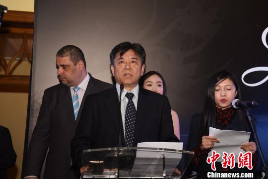 中国侨网图为中国驻巴西大使李金章（左二）致辞。　莫成雄　摄