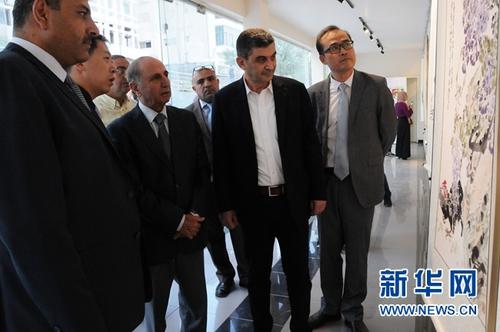 中国侨网中约两国来宾共同欣赏绘画作品。新华网记者林晓蔚摄