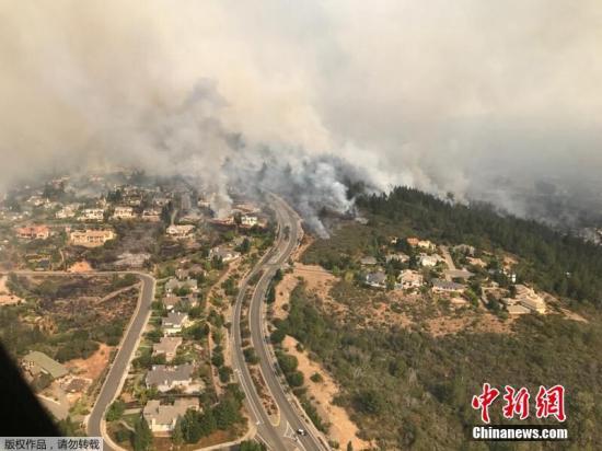 　　自10月8日晚间起，美国加州北部酒乡纳帕、索诺玛多地遭遇至少14场野火，至9日上午已造成1人死亡，数十人受伤，两万多居民疏散，约1500栋住宅和商业楼宇烧毁，6万多公顷土地受灾，州长布朗宣布进入紧急状态。　　由于高温干燥、大风、低湿度，8日开始的多场野火最初在酒乡纳帕、索诺玛境内发现，迅速疯狂蔓延，受灾地区包括圣塔罗莎、尤巴、巴特、内华达、卡拉维拉斯和门多西诺等郡，火灾原因不明，消防员暂时无法控制火势。