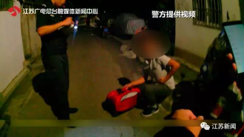 男子回家发现厕所有陌生人:洗澡换衣服 借口上厕所