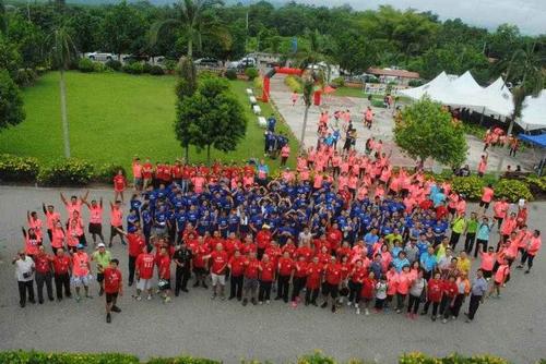 中国侨网2017崇正行义跑活动全体参赛者合影。（马来西亚《星洲日报》）