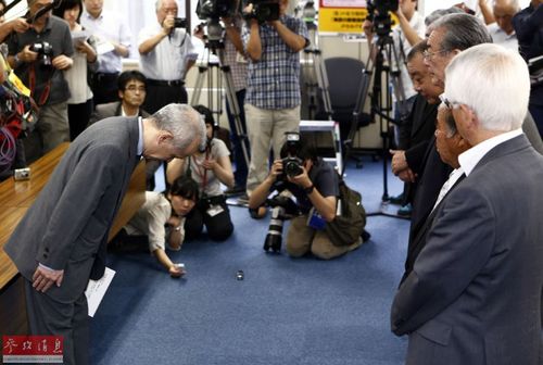 8月29日，在日本东京，日本东京电力公司社长广濑直己（左）向全国渔业协会联合会的代表鞠躬道歉。日本福岛第一核电站近期曝出储水罐放射性污水大量泄漏事件，日本原子能规制委员会28日决定将该事件评定为3级（严重）。