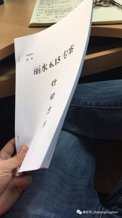 小伙用美女照赚了1500万 警方带着点钞机去点钞