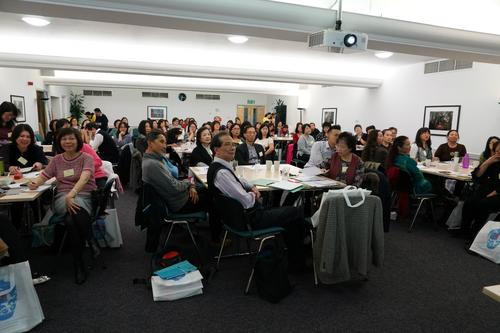 中国侨网来自英国各地区30多家汉语培训学校代表参与会议。(张永忠 摄)