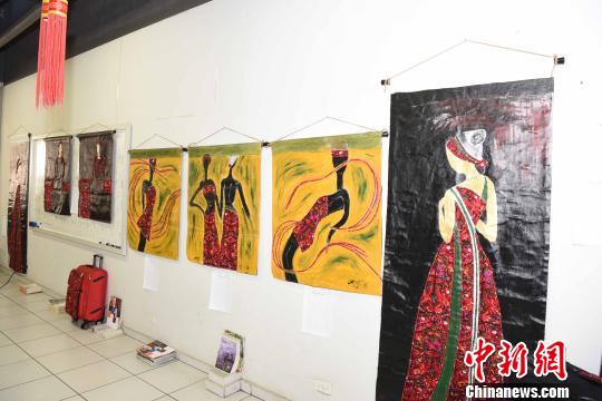 图为“多彩贵州南美书画展”绘画作品。　莫成雄 摄