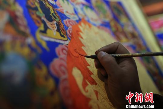 图为阿阿扎巴绘制唐卡?！⊥跖?摄