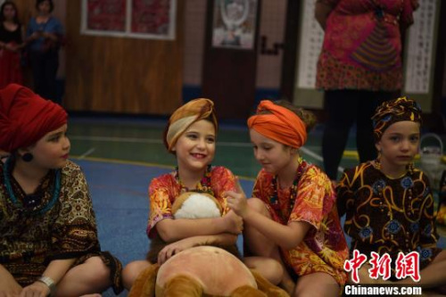 图为慈佑学校各国各族裔学生在现场。　莫成雄 摄