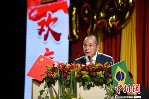 图为巴西华人协会会长朱苏忠致辞。　莫成雄 摄