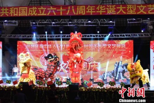 图为开场舞狮助兴。　莫成雄 摄