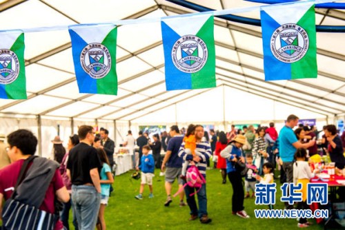 9月24日，英国剑桥华人社区举行活动，庆祝中秋佳节?；疃ㄎ枇⑻硌?、品尝中华美食等。新华网发