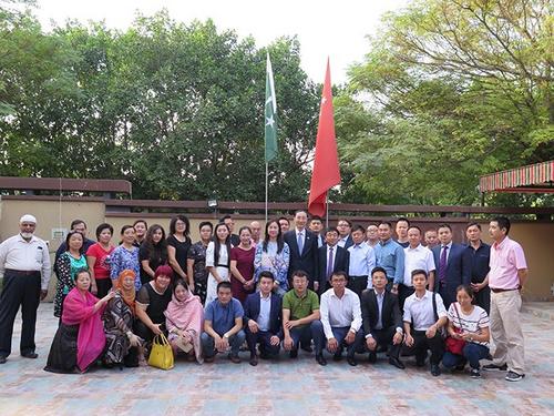 中国侨网合影。