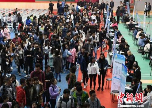 资料图：众多大学生扎堆招聘现场求职。　杨华峰 摄