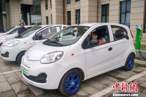 图为市民体验共享汽车。　赵琳露 摄