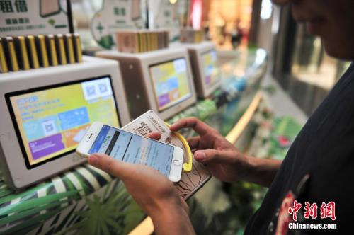 共享充电宝亮相街头，用户只需要通过微信或者支付宝扫码，就能完成租借。<a target='_blank' href='http://www.chinanews.com/'>中新社</a>记者 刘冉阳 摄