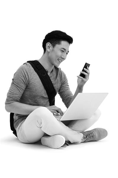 关灯玩手机可能诱使青光眼发作