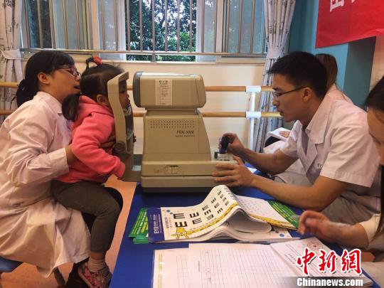 低龄儿童“小眼镜”增多专家呼吁合理用眼