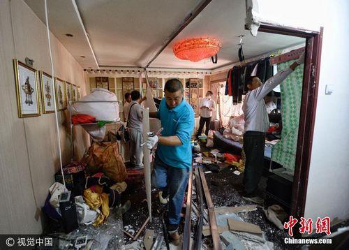 某地街道办事处联合物业、社区、警务、业委会，共同“盯防”整治拆除群租房。图片来源：视觉中国