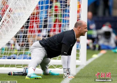 在本届欧洲杯中，40岁的加博尔·基拉利即将超越德国的传奇球星马特乌斯，成为欧洲杯历史上年纪最大的登场球员。让人印象深刻的，不只是年龄，还有他那条始终没有变过的“秋裤”?；恢笔切傺览叶又凶钍茏放醯娜宋?，在职业生涯末期，他和匈牙利一起迎来了足球生涯的又一个高峰。