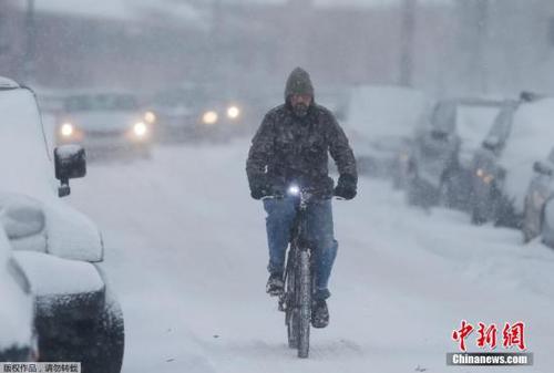 这是犹他州和科罗拉多州迎来的第一个大风暴。据悉，受风暴影响的多地都已停课。