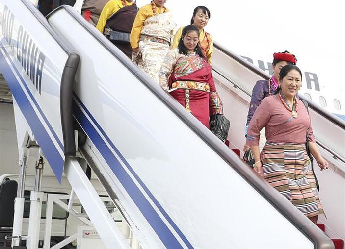 出席十九大的西藏代表团抵京