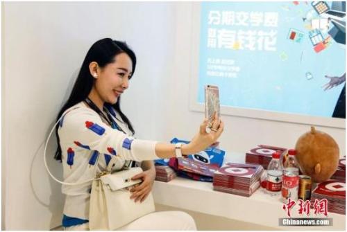 随着移动互联网的发展，各类游戏、旅游、购物等户外户内的移动直播近五年蓬勃发展。图为一名女主播用手机在一家直播平台上做现场直播。<a target='_blank' href='http://www.chinanews.com/'>中新社</a>记者 张浩 摄