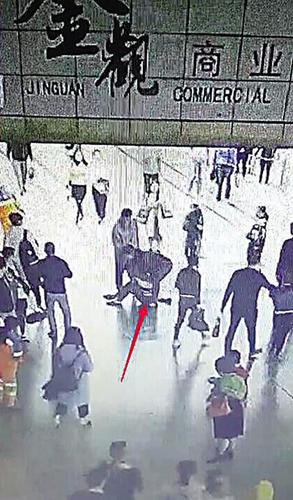 辅警散步巧遇嫌疑人 带妻子佯装逛街一路跟踪擒贼