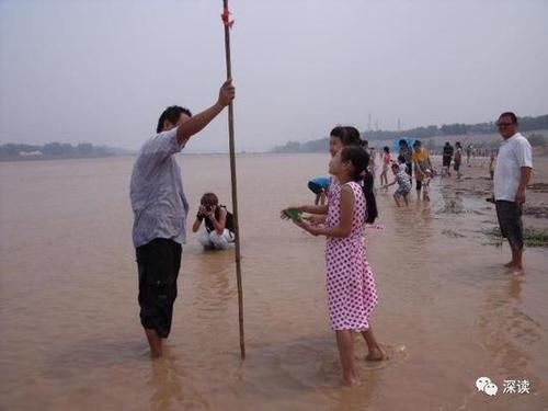 男子黄河边劝阻游泳者6年:不听就下水以身试险