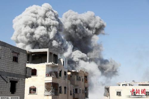 拉卡已遭联军围困数月，图为IS一处据点本月稍早遭空袭的画面。