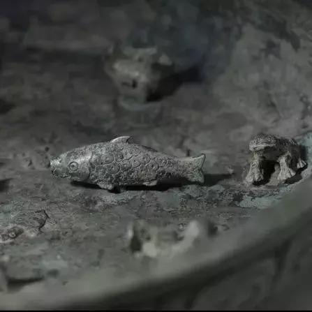 再仔细想想，在容器底部装上萌萌的小动物，这个创意有没有似曾相识？