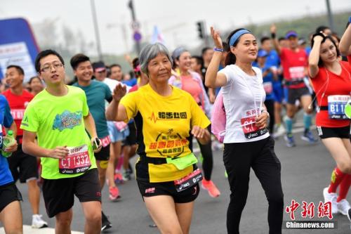 资料图：在全民健身热潮的影响下，中国人愈发显示出朝气蓬勃的精神面貌。 张浪 摄