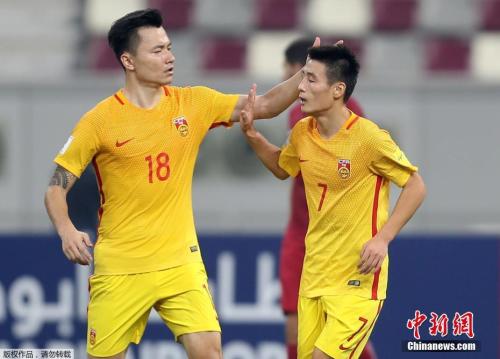 资料图:国足将士在比赛中 点击进入下一页