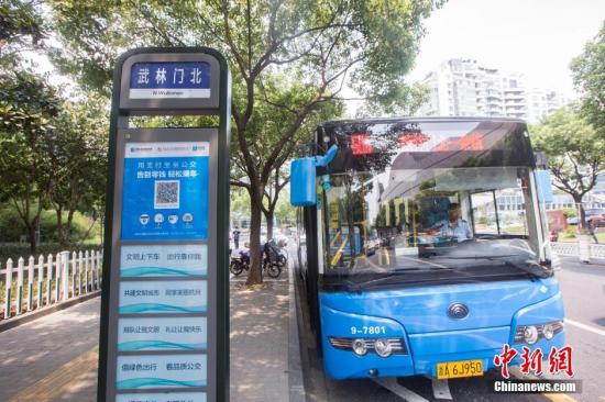 资料图:杭州506路公交车(图文无关) <a target='_blank' href='http://www.chinanews.com/'>中新社</a>发 许康平 摄 资料图:杭州506路公交车(图文无关) <a target='_blank' href='http://www.chinanews.com/'>中新社</a>发 许康平 摄