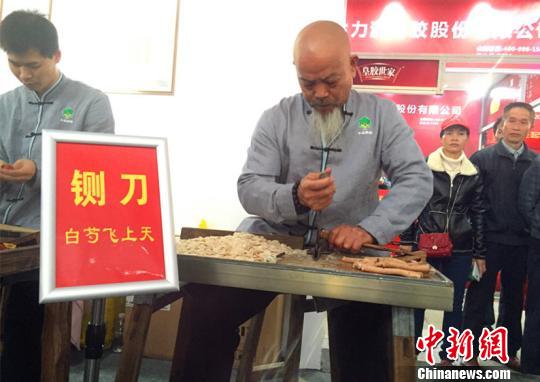 图为樟帮中药炮制技艺展演?！∥馀羧?摄