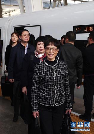 　10月16日，来自上海市的党的十九大代表抵达北京。