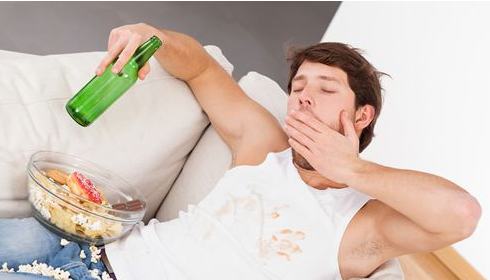 久坐柔软沙发小心“沙发腰” 