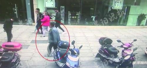 老太遗失10万元现金 环卫工当成垃圾扔在人行道