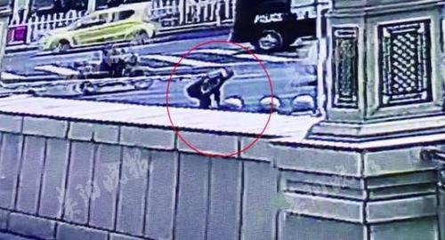 老太遗失10万元现金 环卫工当成垃圾扔在人行道