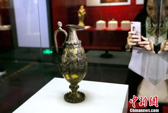 图为民众参观展出的波斯萨珊朝胡瓶。　张远 摄